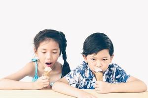 vintage stil foto av asiatiska barn äter glass