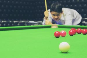 man spelar snooker foto