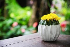 färsk färgglad blomma i en liten keramisk kruka - färgglad blomdekoration kruka för bakgrundsbruk koncept foto