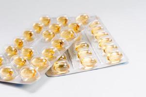 förpackningar med medicinska piller och tabletter foto