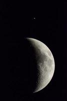 månens förening med planeten saturn. foto