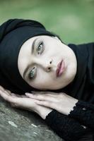 porträtt av en vacker muslimsk kvinna. ung arabisk kvinna i hijab. foto