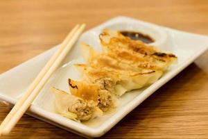 stekt dumplings på bordet foto