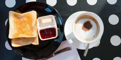 frukost och kaffe på bordet foto