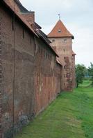 närbild av fasaden av malbork slott. höga murar, inga människor. Polen foto