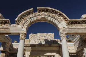 tempel av hadrian i efesos antika stad, izmir, Turkiet foto