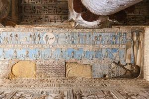 scen i denderah tempel, qena, egypten foto