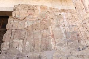 scen från abydos tempel i madfuna, egypten foto