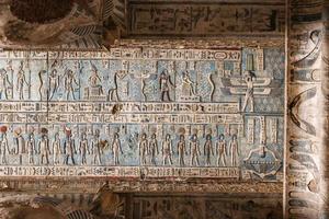 scen i denderah tempel, qena, egypten foto