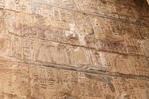 egyptiska hieroglyfer i luxortemplet, luxor, egypten foto