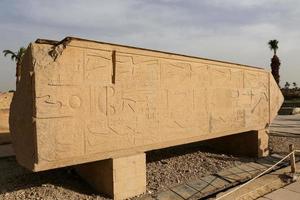 ofärdiga obelisk i Karnak tempel, Luxor, Egypten foto