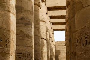 kolonner i hypostyle hall av Karnak tempel, Luxor, Egypten foto