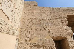 egyptiska hieroglyfer i bårhusets tempel i seti i, luxor, egypten foto