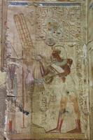 scen från abydos tempel i madfuna, egypten foto