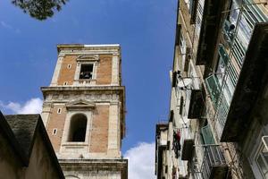 klocktornet i Santa Chiara-kyrkan i Neapel, Italien foto