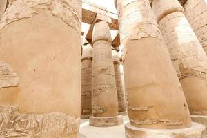kolonner i hypostyle hall av Karnak tempel, Luxor, Egypten foto