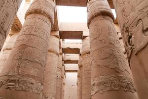 kolonner i hypostyle hall av Karnak tempel, Luxor, Egypten foto