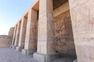 framsidan av abydos tempel i madfuna, egypten foto