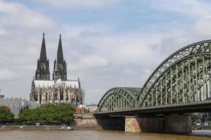 Hohenzollern-bron och Kölnerdomen i Köln, Tyskland foto