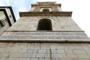 klocktornet i Santa Chiara-kyrkan i Neapel, Italien foto