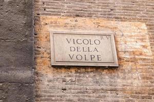 Vicolo della Volpe gatuskylt i Rom, Italien foto