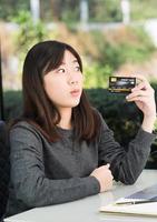 närbild ung kvinna med kreditkort foto