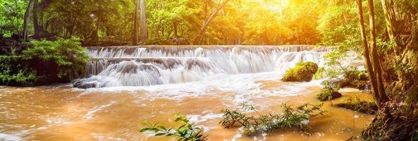 panorama vattenfall på berg i tropisk skog i nationalparken foto