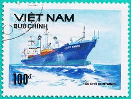 frimärken tryckta i vietnam visar fartyget i havet foto