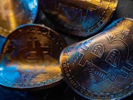 vridna guldmynt med bitcoin-symbol. begreppet en kris på kryptovalutamarknaden. foto