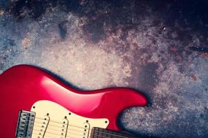 en röd elgitarr på en grunge bakgrund. foto