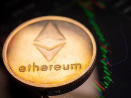 ethereum mynt med stock graf bakgrund. digital valuta koncept. foto