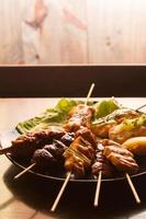 japansk mat. yakitori. kött marinerat i spettsås och grillat över kol. foto