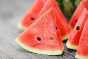 skivad vattenmelon på trä bakgrund - närbild färska vattenmelon bitar tropisk sommar frukt foto