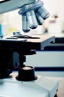 mikroskoplinser närbild.vetenskaplig och hälsovårdsforskning ba