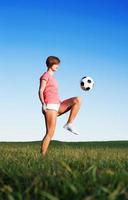 ung kvinna som spelar fotboll