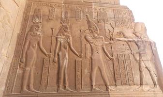 scen från kom ombo-templet i aswan, egypten foto