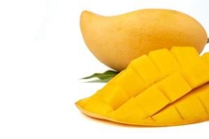 färsk mango och skiva mango på vit bakgrund. foto