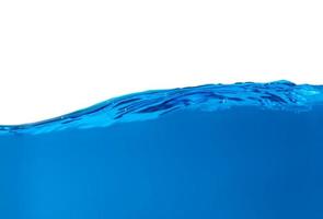 yta av blått vatten stänk isolerad på vit bakgrund. foto