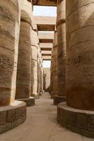 kolonner i hypostyle hall av Karnak tempel, Luxor, Egypten foto