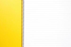 öppen anteckningsbok med randig på vit bakgrund