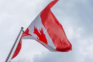 kanadensiska flaggan vajar i vinden foto