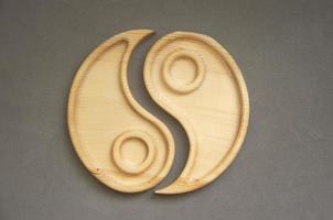 portionerad trä yin yang maträtt på en grå bakgrund. tom tallrik eller bricka, ovanifrån. kombinationsplatta foto