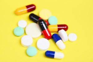 kapsel piller - många färgglada blandade farmaceutiska medicin piller kapsel läkemedel koncept foto