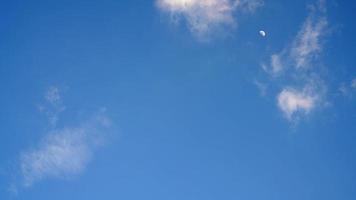 vitt moln och blå himmel bakgrund med kopia utrymme foto