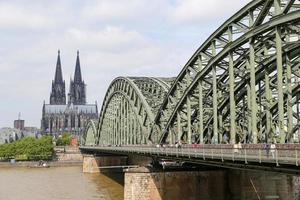 Hohenzollern-bron och Kölnerdomen i Köln, Tyskland foto