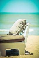 koppla av stol på stranden med blå himmel bakgrund i pataya, thailand foto