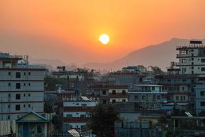 vacker soluppgång över pokhara, den näst största staden i nepal. foto