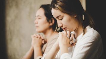 två kvinnor som ber tillbedjan tror foto
