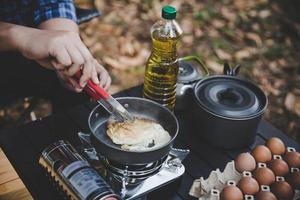 man på campingsemester foto