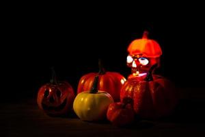 spöklik kyrkogård med glöd halloween pumpa foto